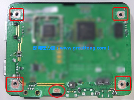 手动去绿漆。使用传统的刀片去除绿漆后的效果。