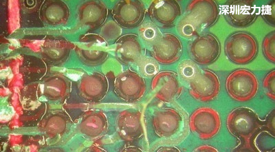 图为 Dye Penetration Test 的结果，可以很明显的看出来左下角有很多颗的 BAG 焊球垫有沾染到红药水，表示这几颗的焊球(balls)有空焊或断裂的情形。
