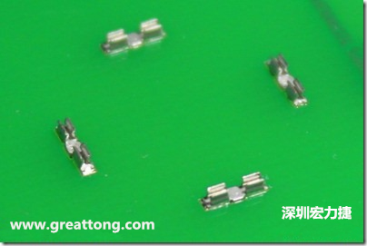屏蔽夹(SMT shielding clip)焊接于电路板上的样子。