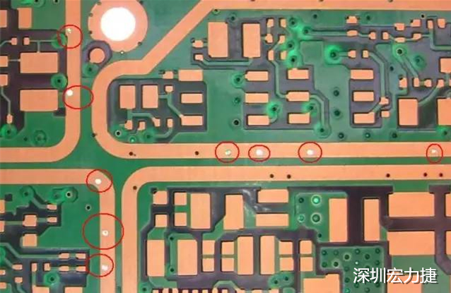 防止PCB过波峰焊时锡从导通孔贯穿元件面造成短路；特别是我们把过孔放在BGA焊盘上时，就必须先做塞孔，再镀金处理，便于BGA的焊接。