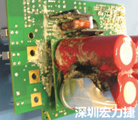 元件选择不当导致大量电流或电压流经电路，将会发生像这个烧融电容器的损坏情形。