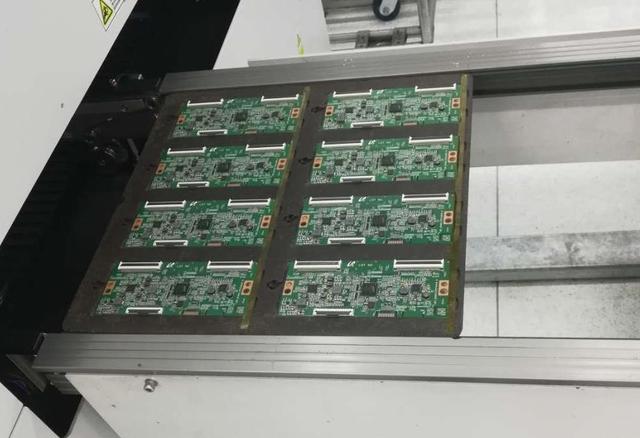 等待流入光学检测设备中的PCB