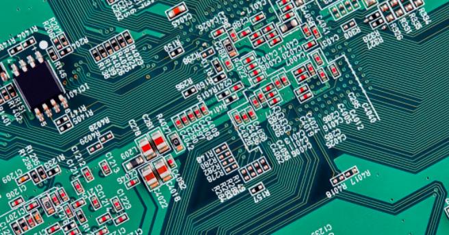 你能在这个复杂的PCB中找到垂直布线吗？反正我不能